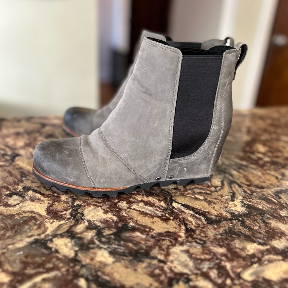 Womens Sorel Joan of Arctic Lea Gray Leather Chelsea Ankle Wedge Boots Size 9.5